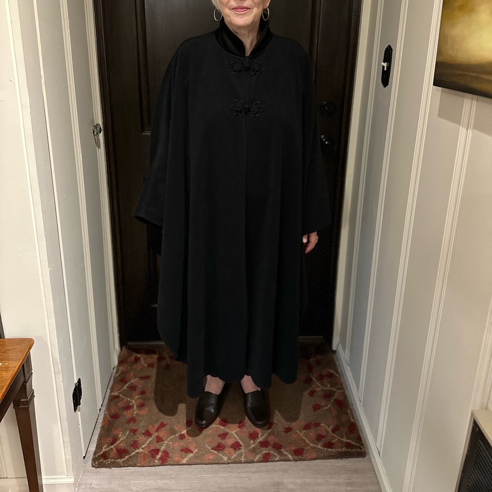 Black cape with cute buttons and collar